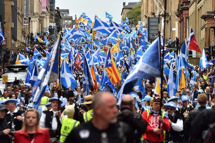 Banderas escocesas en una marcha de Glasgow. (Andy BUCHANAN / AFP)