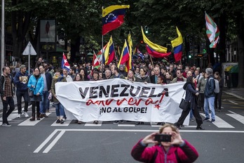 Manifestación en Bilbo en defensa de la Revolución bolivariana. (Aritz LOIOLA / FOKU)