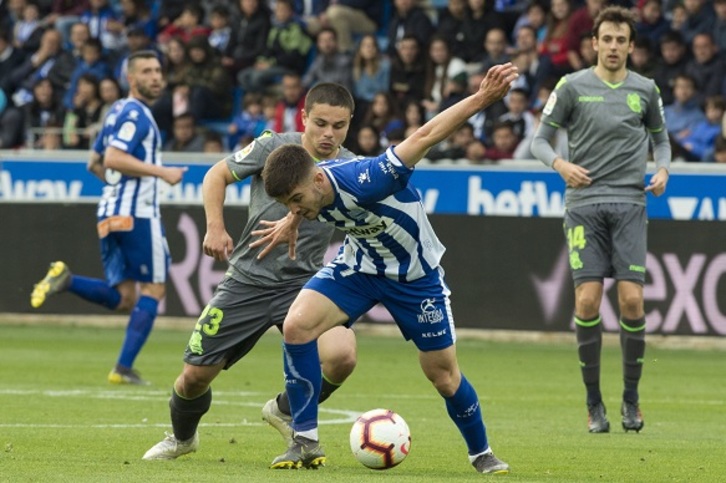 Martin Agirregabiria pugna con Sangalli. (Monika DEL VALLE / FOKU)