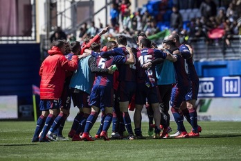 Los azulgranas se abrazan a la conclusión del partido. Aritz LOIOLA/FOKU