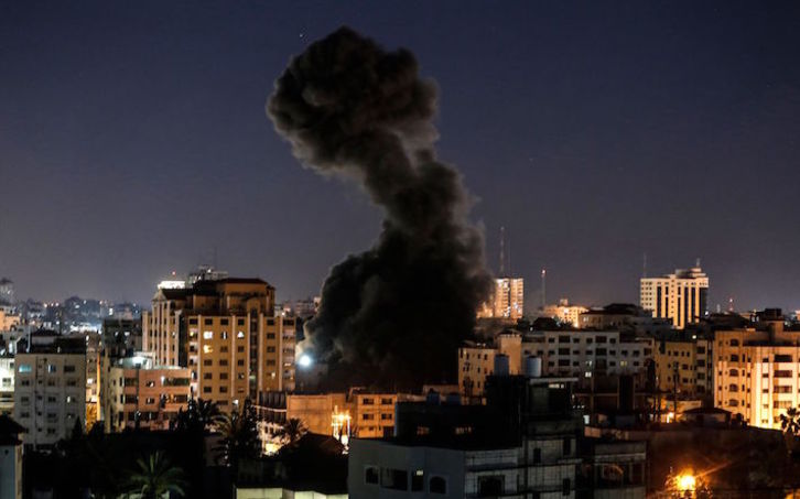 Columna de humo en Gaza tras un ataque aéreo israelí. (Mahmud HAMS/AFP)