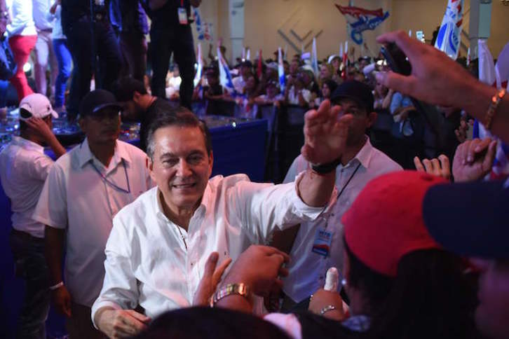 Laurentino Cortizo saluda a simpatizantes. (Johan ORDONEZ/AFP)