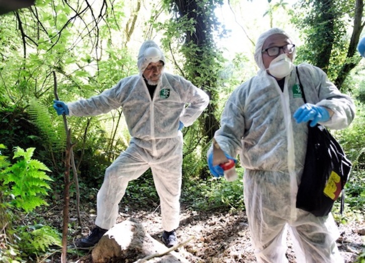 Miembros de Ekologistak Martxan durante la localización del lindano. (@Foku)