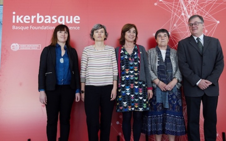 Las investigadoras galardonadas, tras el acto. (Marisol RAMIREZ/FOKU)