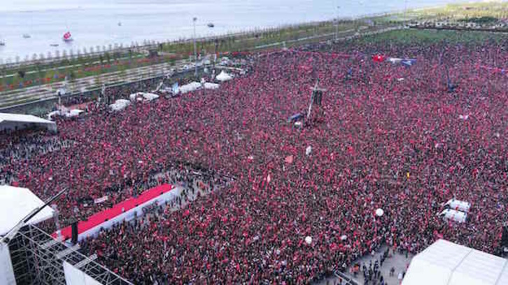 Multitudinario acto del opositor CHP en Estambul, el pasado 21 de abril. (AFP)