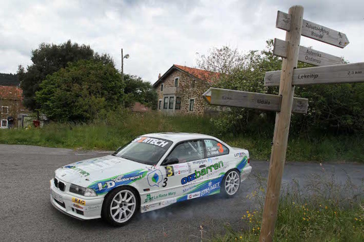 El BMW M3 de Txus Jaio y «Karia», en plena curva. (MRFOTO.ES)