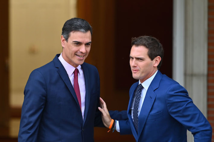 Una anterior reunión entre Pedro Sánchez y Albert Rivera en La Moncloa. (Gabriel BOUYS/AFP)