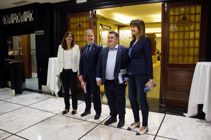 Los tres candidatos han participado en una conferencia-coloquio del Fórum Europa, en la que han sido presentados por la secretaria general del PSE, Idoia Mendia. (@IdoiaMendia)