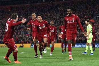 Los jugadores del Liverpool celebran el cuarto gol. (Paul ELLIS/AFP)