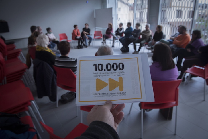 Charla con el grupo de apoyo a GARA de Irun, el pasado 2 de mayo. (Gorka RUBIO/FOKU)