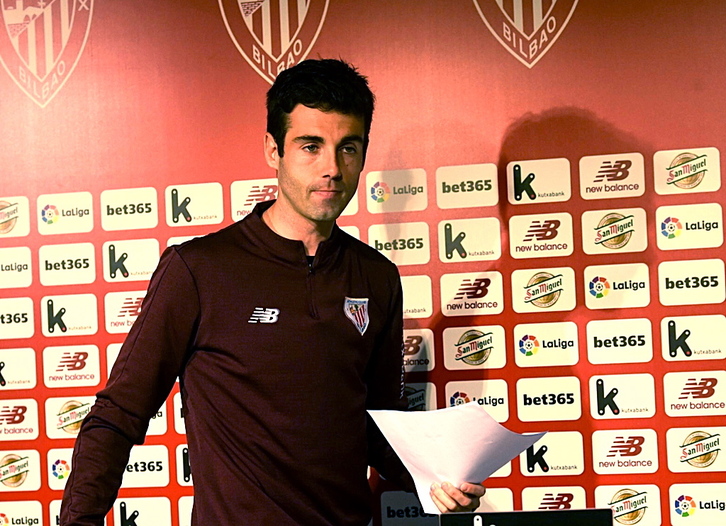 Markel Susaeta abandona la sala de prensa tras leer un comunicado. (Luis JAUREGIALTZO/FOKU)