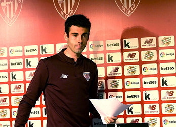 Markel Susaeta abandona la sala de prensa tras leer un comunicado. (Luis JAUREGIALTZO/FOKU)