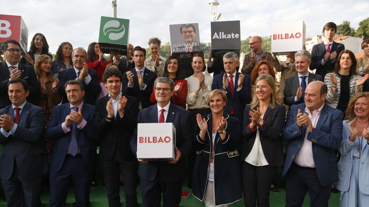 Juan Mari Aburto ha presentado esta tarde en el Arenal bilbaíno su candidatura al Ayuntamiento de Bilbo. (PNV)