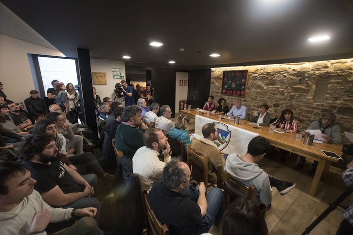 Los candidatos a la alcaldía de Iruñea en la peña Irrintzi. (Iñigo URIZ/FOKU)