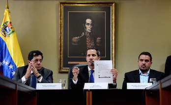 Édgar Zambrano, a la izquierda, junto a Juan Guaidó, en una imagen de archivo. (Matías DELACROIX/AFP)