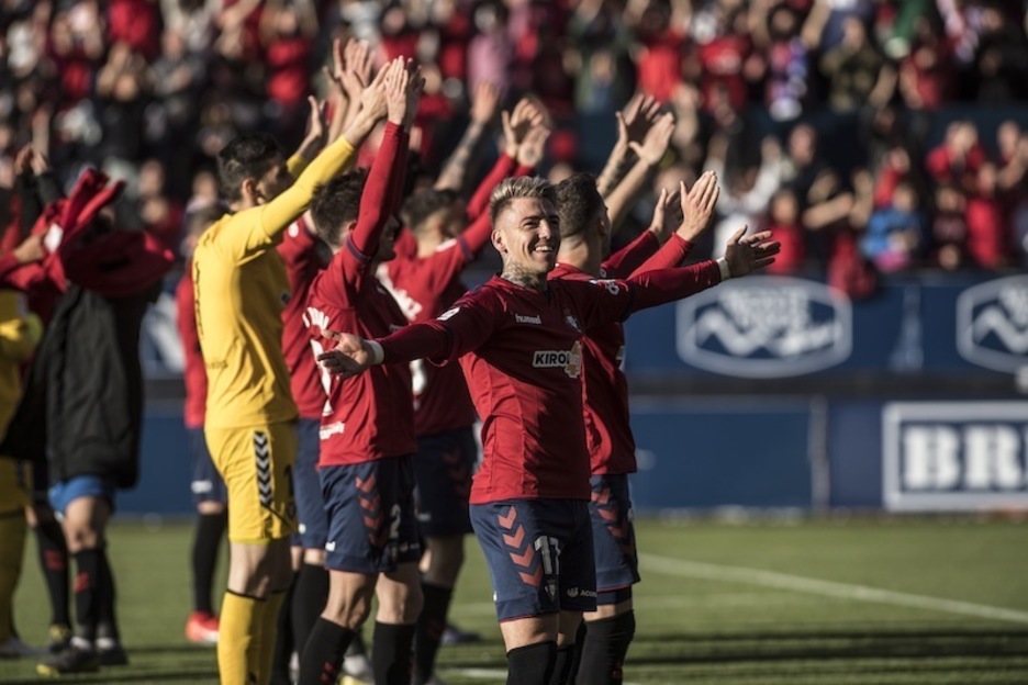 Los cánticos al final, jugadores e hinchas unidos, se repiten desde el 30 de setiembre. (Jagoba MANTEROLA | FOKU)