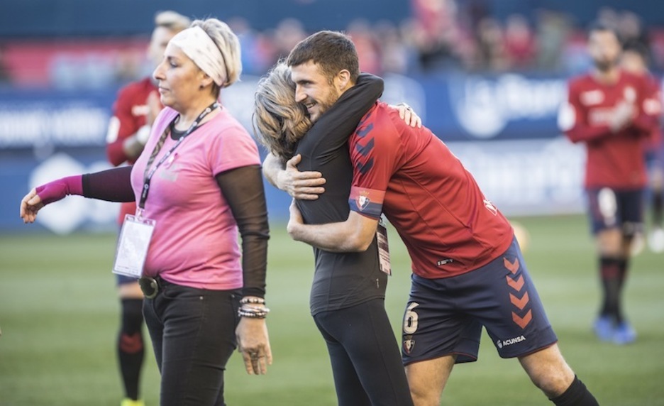 Un detalle emotivo fue el saque de honor de Saray, afectadas por el cáncer de mama. (Jagoba MANTEROLA | FOKU)