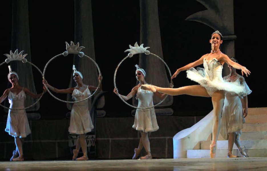 La bailarina Anette Delgado y el cuerpo de baile (Nancy REYES/BALLET NACIONAL DE CUBA)