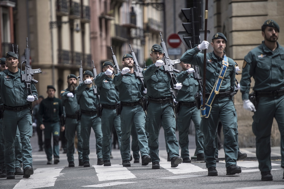 Desfile de la Guardia Civil, con San Lorenzo al fondo. (Jagoba MANTEROLA / FOKU)