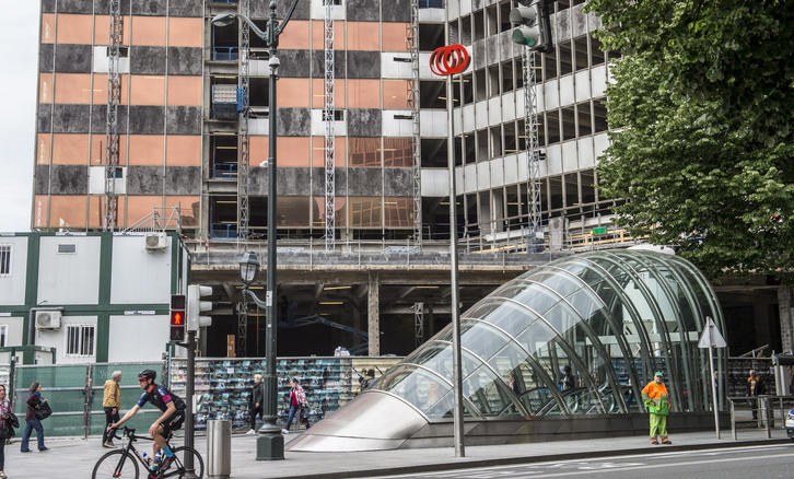 Obras en la vieja torre del BBVA, donde se establecerá Primark. (Marisol RAMÍREZ/FOKU)