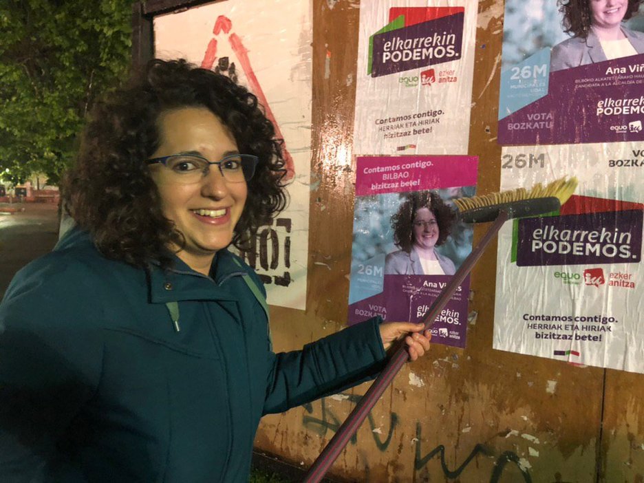 Ana Viñalsek, Elkarrekin Podemosen alkategaia Bilbon, kartelak jartzen hasi zuen kanpaina. (@PodemosEuskadi_)