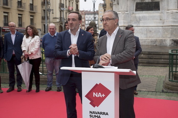 Esparza y Maya quisieron hacer suyo el Monumento a los Fueros. (Iñigo URIZ / FOKU)