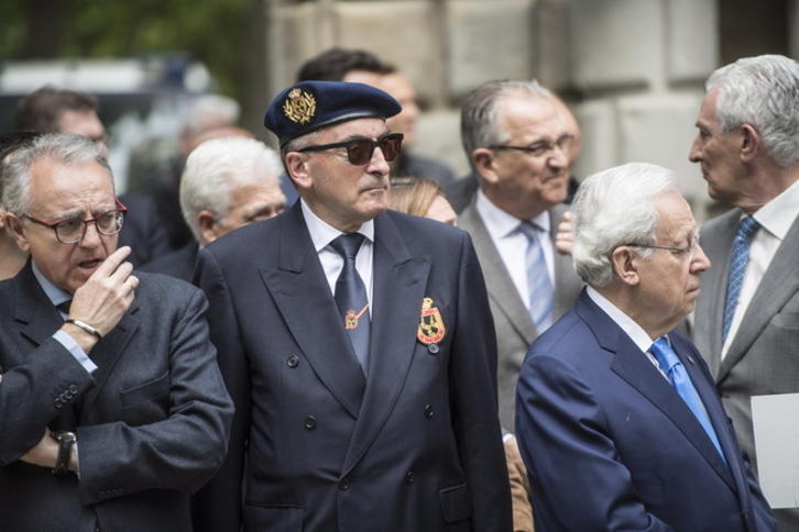 Sanz, Alli y Del Burgo durante el desfile. (Jagoba MANTROLA/FOKU)