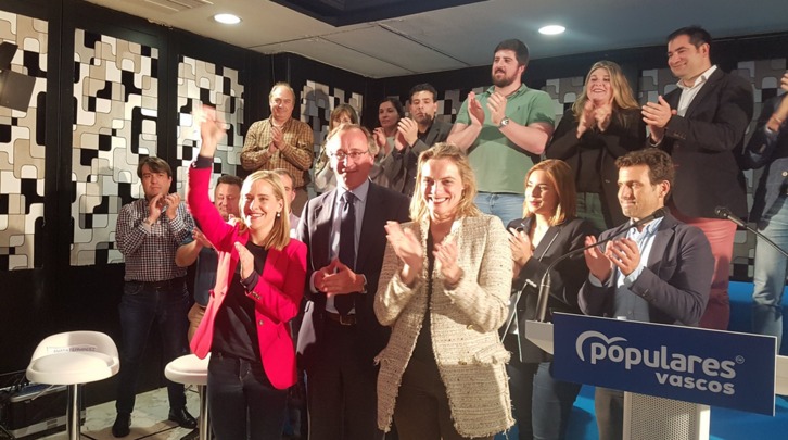 Raquel González con Amaya Fernández y Alfonso Alonso en el inicio de campaña del PP. (@PPBizkaia)