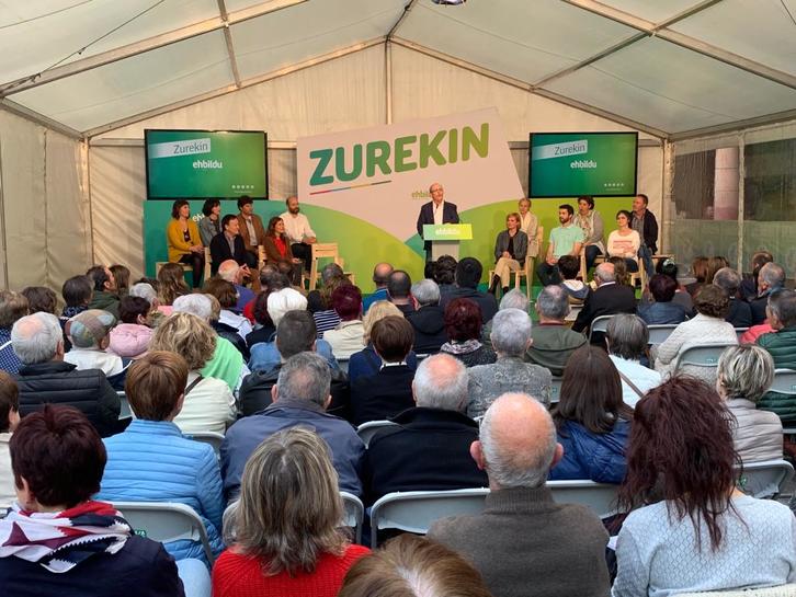 Juan Karlos Izagirre se dirige a los asistentes al mitin de Zarautz. (@ehbildugipuzkoa)