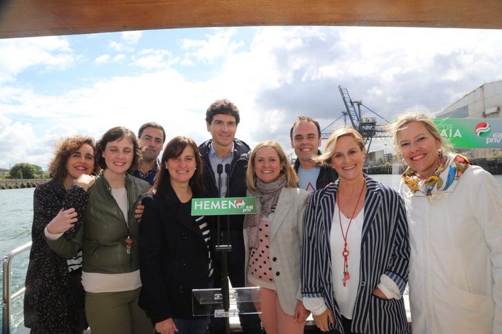 Unai Rementeria, con candidatos y dirigentes jeltzales, esta mañana en Portugalete. (@eajpnv)