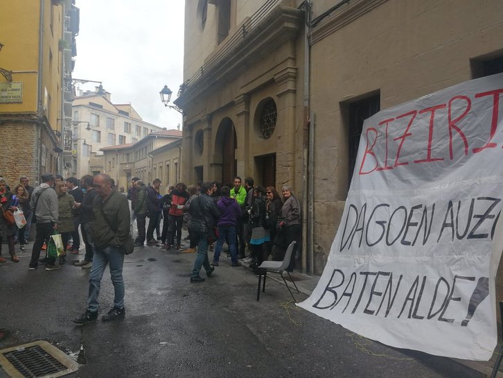 Vecinos y vecinos de Alde Zaharra se han reunido en Jarauta para denunciar los problemas asociados a la presencia de heroína. (@MartxeloDiaz)
