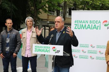 Joseba Egibar, hoy en Zumaia junto a Oier Korta. (EAJ-PNV Twitter)