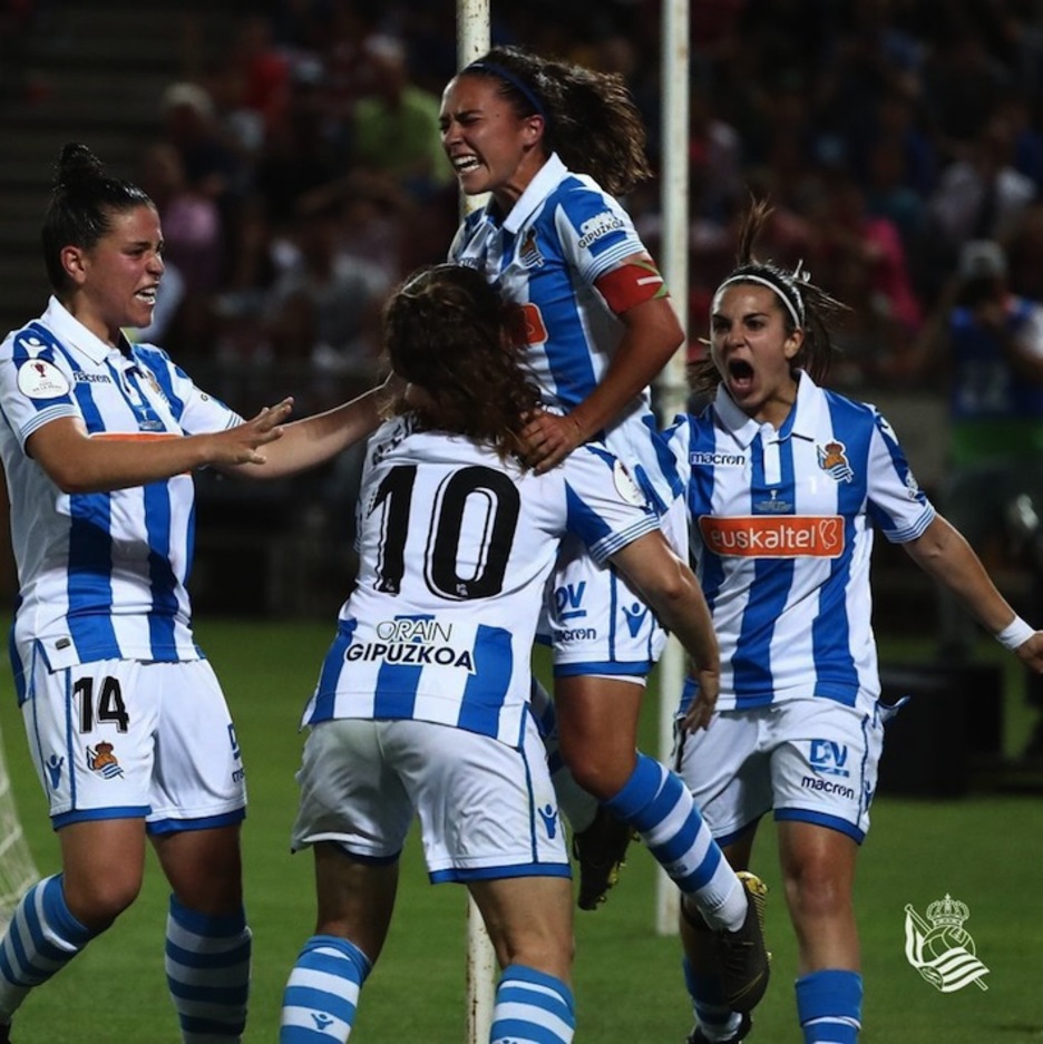 Las donostiarras celebran el gol de Nahikari. REAL SOCIEDAD