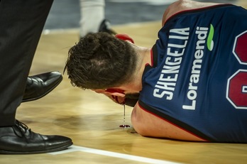 Tornike Shengelia ha tenido que abandonar el pabellón ensangrentado (Jaizki FONTANEDA / FOKU)