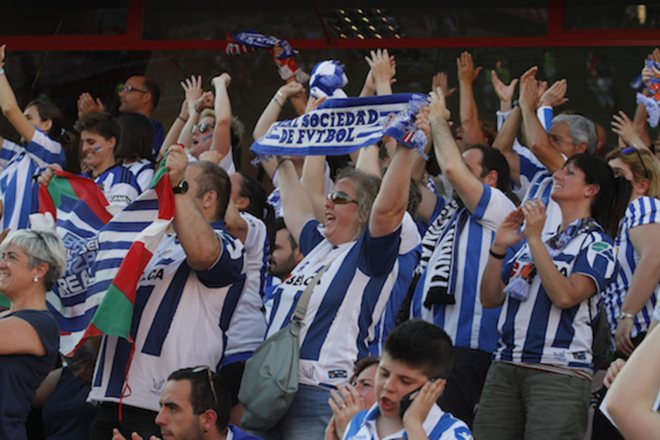 Realeko zaleak, ospatzen. (LA OTRA FOTO)