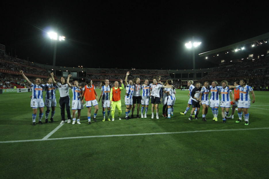 Jokalariak, zaletuak agurtzen. (LA OTRA FOTO)