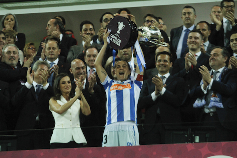 Sandra Ramajo, bere azken egunean kamiseta txuri-urdinarekin, kopa altxatzen. (LA OTRA FOTO)