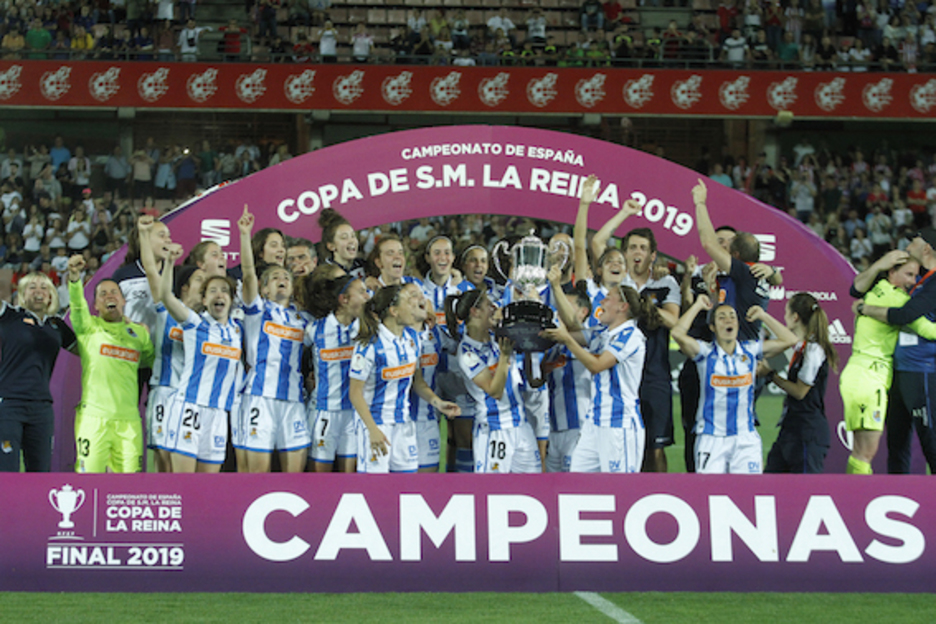 Zelai erdian, kopa altxatzen. (LA OTRA FOTO)