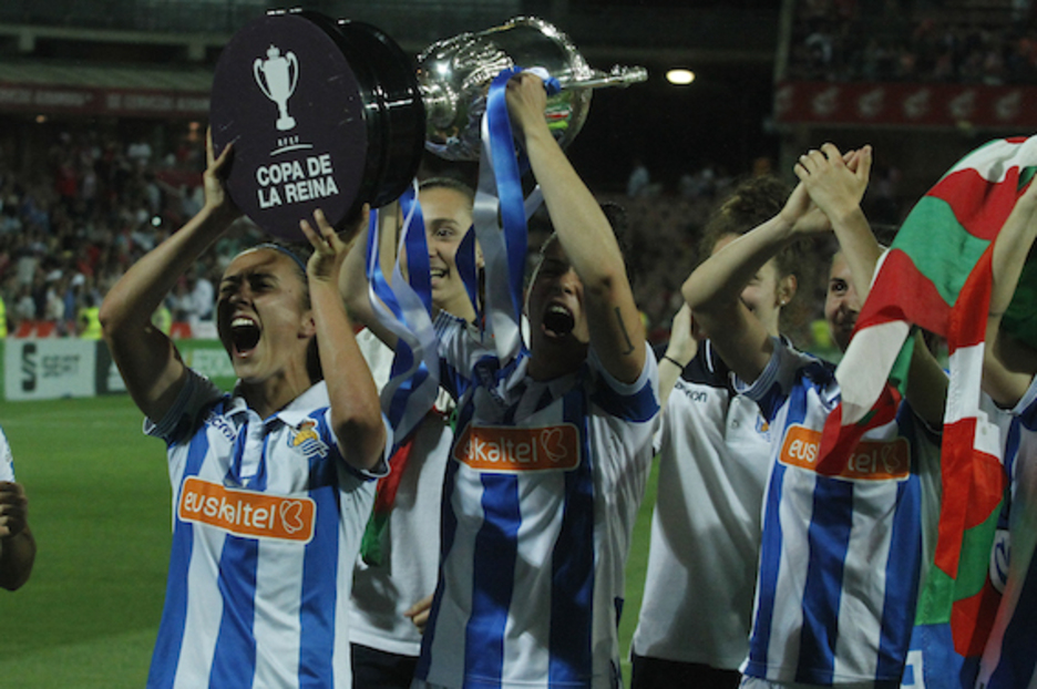 Kopa eskutan, emozioa azalean. (LA OTRA FOTO)