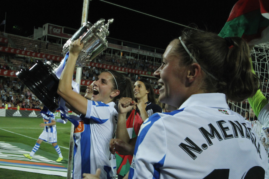 Banan-bana pasa da kopa jokalari ezberdinen eskuetatik. (LA OTRA FOTO)