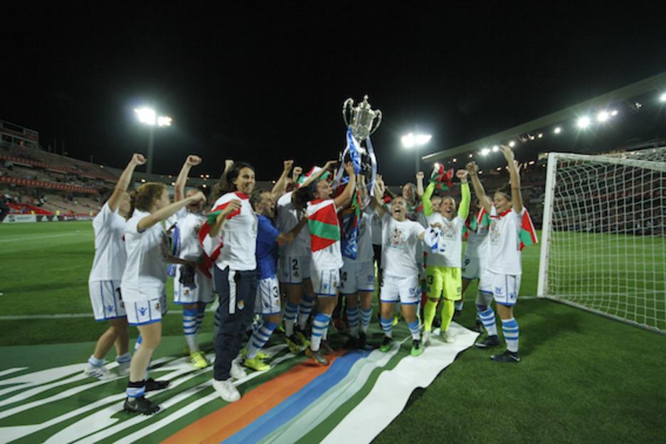 Taldeko argazkia, zaleen aurrean. (LA OTRA FOTO)