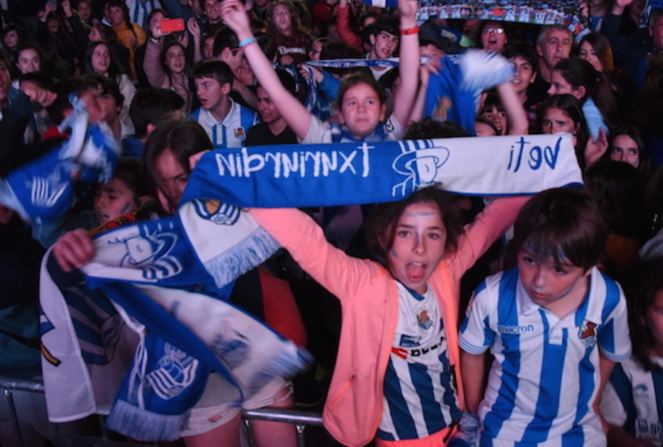 Se vivió una noche mágica en la plaza de la Trinidad donostiarra. (Andoni CANELLADA/FOKU) Se vivió una noche mágica en la plaza de la Trinidad donostiarra. (Andoni CANELLADA/FOKU)
