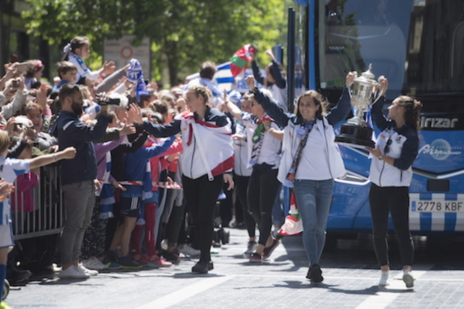 Las jugadoras han recorrido en autobús las calles donostiarras. (Juan Carlos RUIZ/FOKU) Las jugadoras han recorrido en autobús las calles donostiarras. (Juan Carlos RUIZ/FOKU)