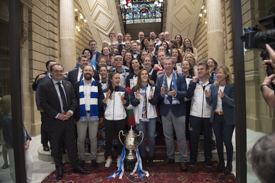 Las jugadoras, con los representantes de la Diputación. (Juan Carlos RUIZ/FOKU) Las jugadoras, con los representantes de la Diputación. (Juan Carlos RUIZ/FOKU)