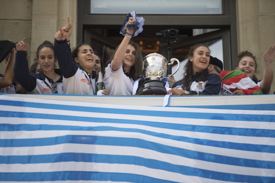 El título, en el balcón del Ayuntamiento. (Juan Carlos RUIZ/FOKU) El título, en el balcón del Ayuntamiento. (Juan Carlos RUIZ/FOKU)