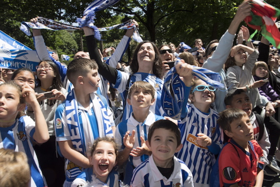 La vestimenta txuri-urdin, predominante hoy en Donostia. (Juan Carlos RUIZ/FOKU) La vestimenta txuri-urdin, predominante hoy en Donostia. (Juan Carlos RUIZ/FOKU)