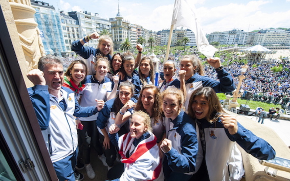 Las jugadoras, en el balcón del Ayuntamiento con la afición a sus espaldas. (Juan Carlos RUIZ/FOKU) Las jugadoras, en el balcón del Ayuntamiento con la afición a sus espaldas. (Juan Carlos RUIZ/FOKU)