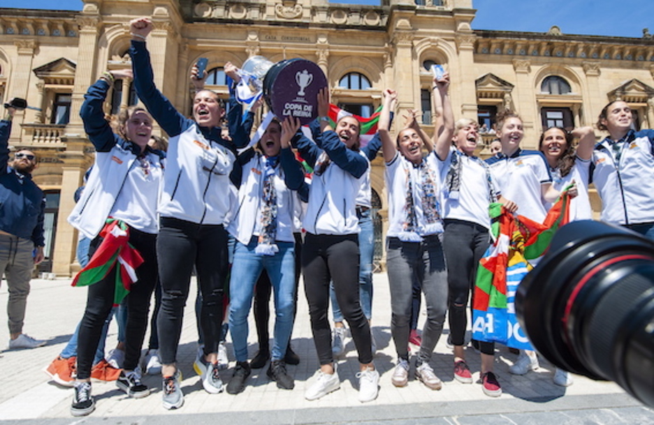 Con el título en alto. (Juan Carlos RUIZ/FOKU) Con el título en alto. (Juan Carlos RUIZ/FOKU)