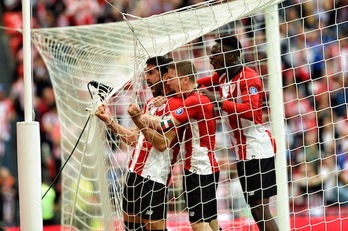 Athleticeko jokalariak, gola ospatzen. 