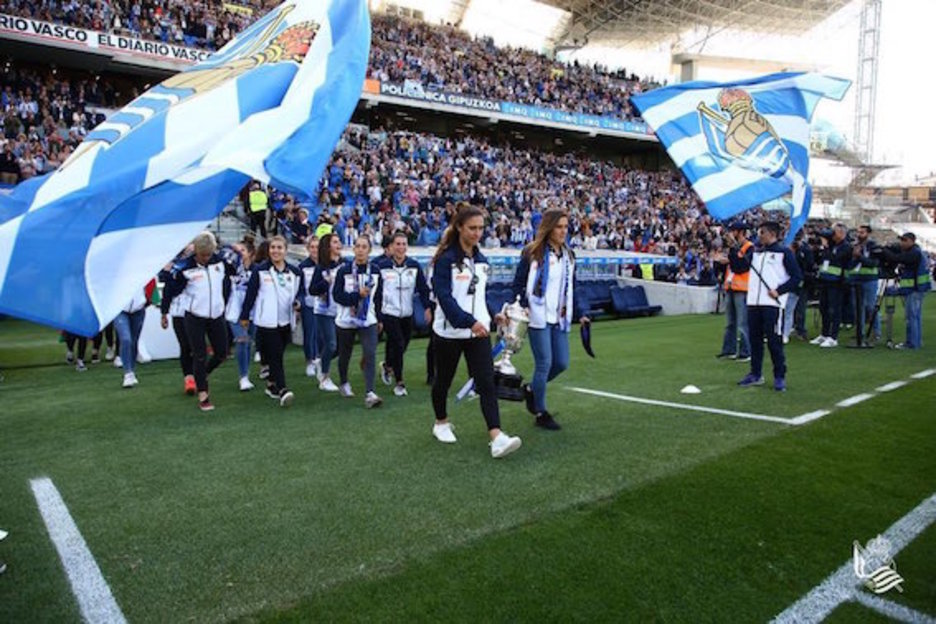 Una especie de pasillo ha guiado la entrada de las campeonas al verde. (@RealSociedad) Una especie de pasillo ha guiado la entrada de las campeonas al verde. (@RealSociedad)